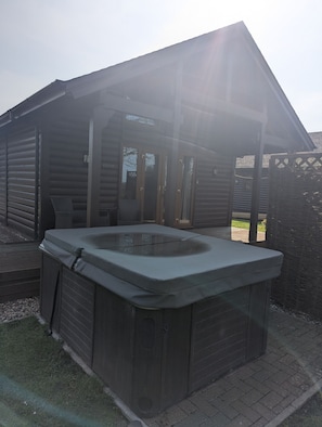 Wistow: Hot Tub