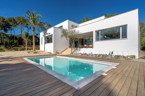 Main view with pool in front