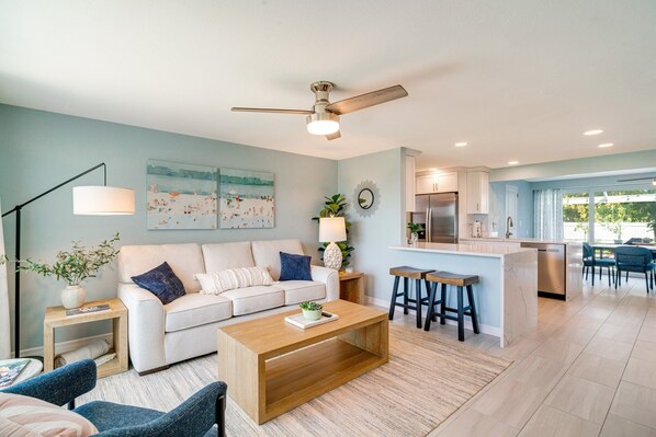 florida-vacation-modern-coastal-living-room