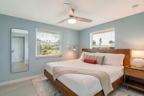 florida-vacation-king-bed-midcentury-design