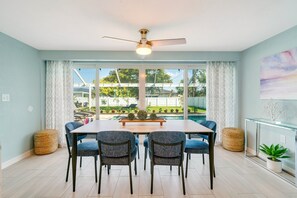 florida-vacation-dining-poolside-indoor-outdoor