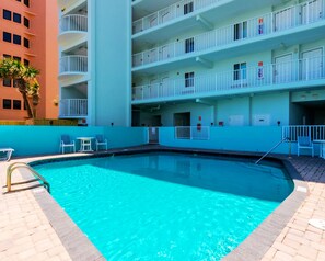 Seasonally heated (March-May) saltwater pool 