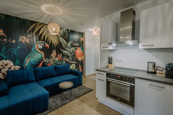 Ein Blick in das Wohnzimmer mit offener Küche. Modern und gemütlich.