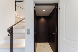 Private elevator
