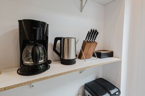 All essentials for your morning routine – coffee maker, kettle and knife set.