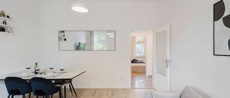 Tasteful dining area with wall-mounted TV and open shelves – stylish and practical for every occasion.