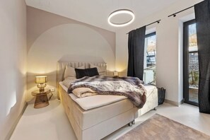 Das geräumige Schlafzimmer mit Boxspringbett.