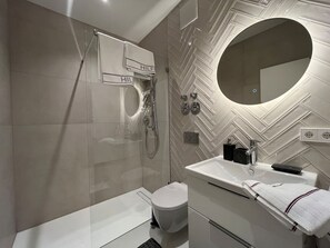 Das Badezimmer mit begehbarer Dusche.