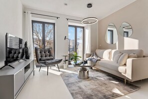 Das helle Wohnzimmer mit Flatscreen.
