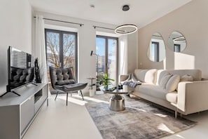 Das helle Wohnzimmer mit Flatscreen.