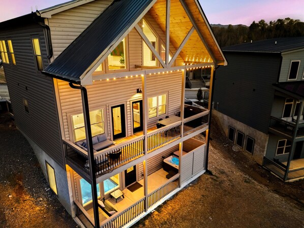 Private Hot Tub, Heated Indoor Plunge Pool, Fire Pit, and BBQ Grill! Perfect for guests looking to relax in a peaceful cabin community. 🌲✨