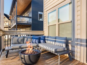 Cozy up by the fire pit on the upper deck! The perfect spot to unwind, share stories, and stargaze. ✨