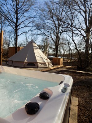 Outdoor spa tub