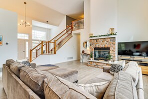 Living Room | Main Level | Smart TV | Free WiFi | Fireplace