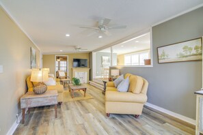 Living Room | Free WiFi | Central A/C & Heat