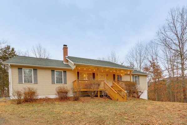 Fort Valley Vacation Rental | 2BR | 3BA | Steps to Enter | 2,000 Sq Ft