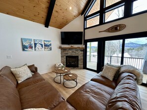 Comfy, large (11'x11') sofa, gas fireplace, vaulted ceiling and amazing view. 