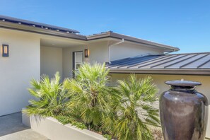 Parking here behind property gate, no steps to patio and front door.