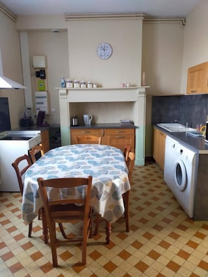 Cuisine équipée avec lave-linge