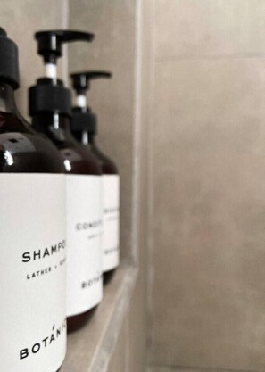 Casa Botánica - Luxurious Shower with Hotel Quality Soaps 