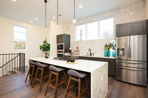 A dream kitchen, complete with sleek cabinets and a stunning countertop.