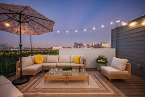 Sunset cocktails and city views. This rooftop is everything. 