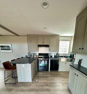 Working stove, dishes, seasoning, Keurig, dishwasher, refrigerator