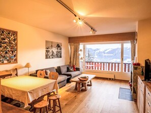 Meubles, Design Intérieur, Pièce, Plafond, Chaise, Chaîne De Montagnes, Salon, Tache De Bois, Alpes, Cadre