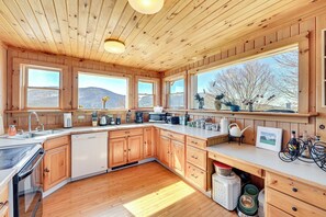 Kitchen | 1st Floor | Cooking Basics | Spices | Dishwasher | Ice Maker