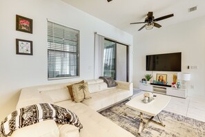 Living Room | Free WiFi | Central A/C & Heat | Smart TV