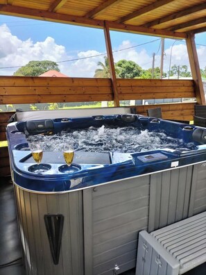Outdoor spa tub
