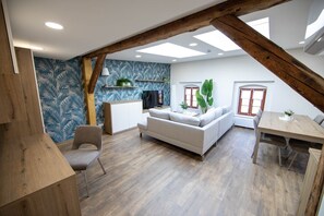 Wohnzimmer und Arbeitsplatz