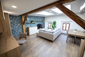 Wohnzimmer und Arbeitsplatz