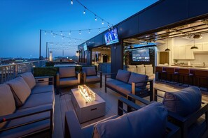 Rooftop Patio w fire pit