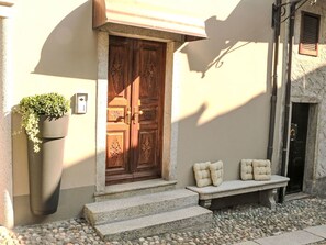 Möbel, Gartenmöbel, Stuhl, Garten, Blumentopf, Terrasse, Tisch Im Freien, Estate, Zimmerpflanze, Landscaping