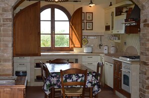 Möbel, Küche, Interior Design, Flooring, Küchengerät, Countertop, Holz, Cabinetry, Fussboden, Major Appliance