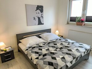 Bett, Schlafzimmer, Bedding, Bettdecke, Interior Design, Möbel, Linens, Fussboden, Flooring, Textil