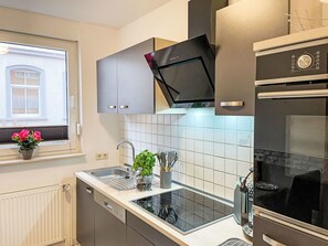 Küchengerät, Küche, Countertop, Cabinetry, Major Appliance, Herd, Haushaltsgerät, Herd, Interior Design, Gasherd