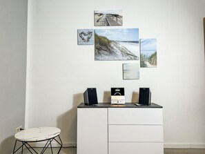 Flooring, Fussboden, Möbel, Zimmer, Cabinetry, Schublade, Bilderrahmen, Kommode, Anrichte, Zimmerpflanze