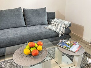 Möbel, Couch, Flooring, Interior Design, Fussboden, Wohnzimmer, Tabelle, Beleuchtung, Zuhause