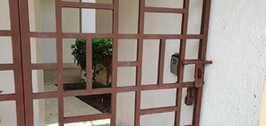 Observe the key safe and lockable gate to enter the property.
