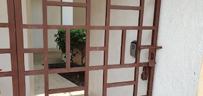 Observe the key safe and lockable gate to enter the property.