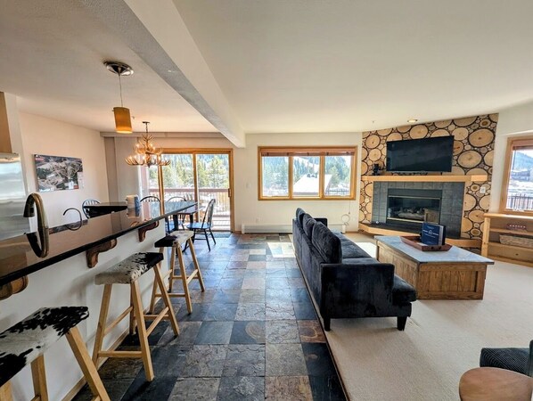 Welcoming Ski Condo near Mountain House Base Area