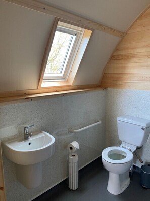 Bathroom-Superior Deluxe Accessible cabin