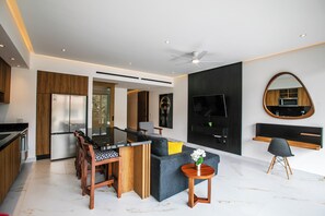 One-bedroom condo with 2 two-bathrooms with high-end finishes