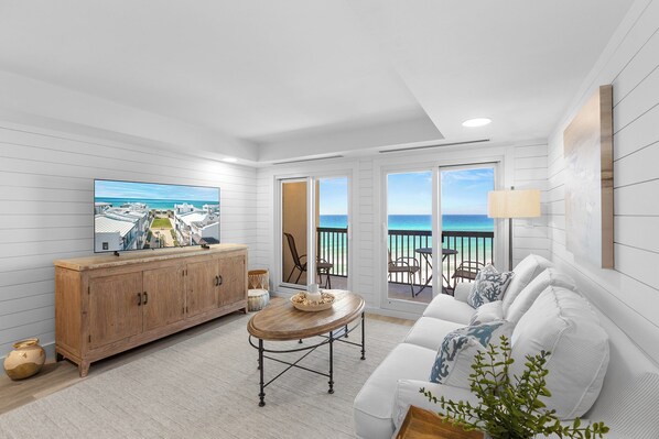 Pinnacle Port C2-501 Living Room
