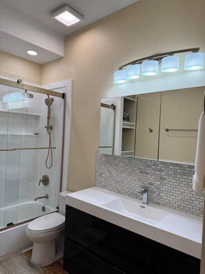 Master Bathroom (Bath #1)