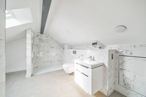 All Ways, Burton Bradstock: The first-floor en-suite shower room