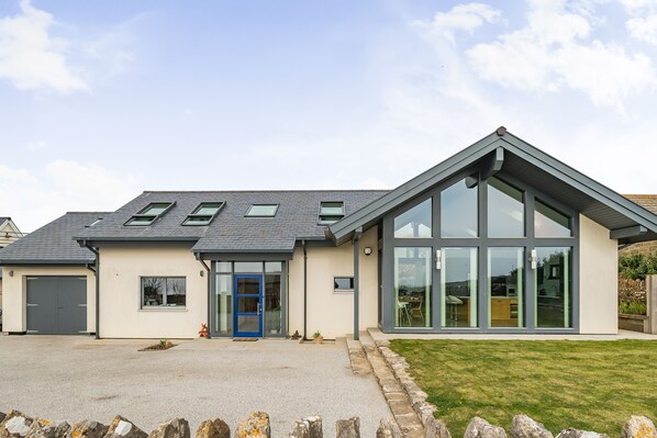 All Ways, Burton Bradstock: A holiday home by the sea
