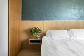King-size comfort with modern wood and teal elegance.